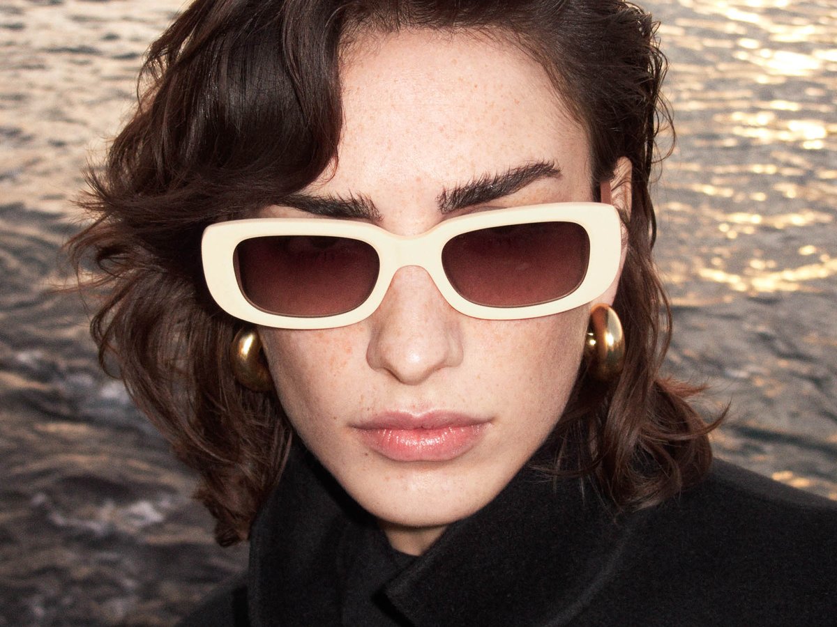 COSから日本初のアイウェアコレクション登場 リンダ・ファローとコラボ