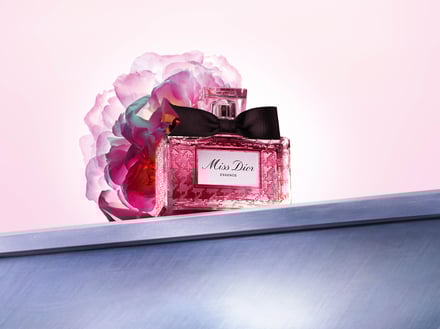 自信に満ちたフェミニニティを表現した「ミス ディオール エッセンス
