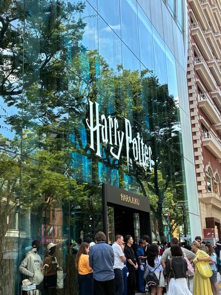 待ち人数1100人超、原宿にオープンした日本初ハリー・ポッターの旗艦店