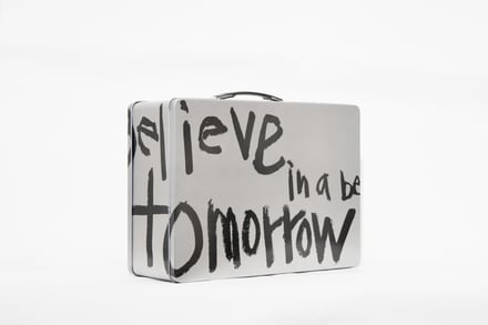 コム デ ギャルソン、青山店限定ブリキのメッセージトランクを発売