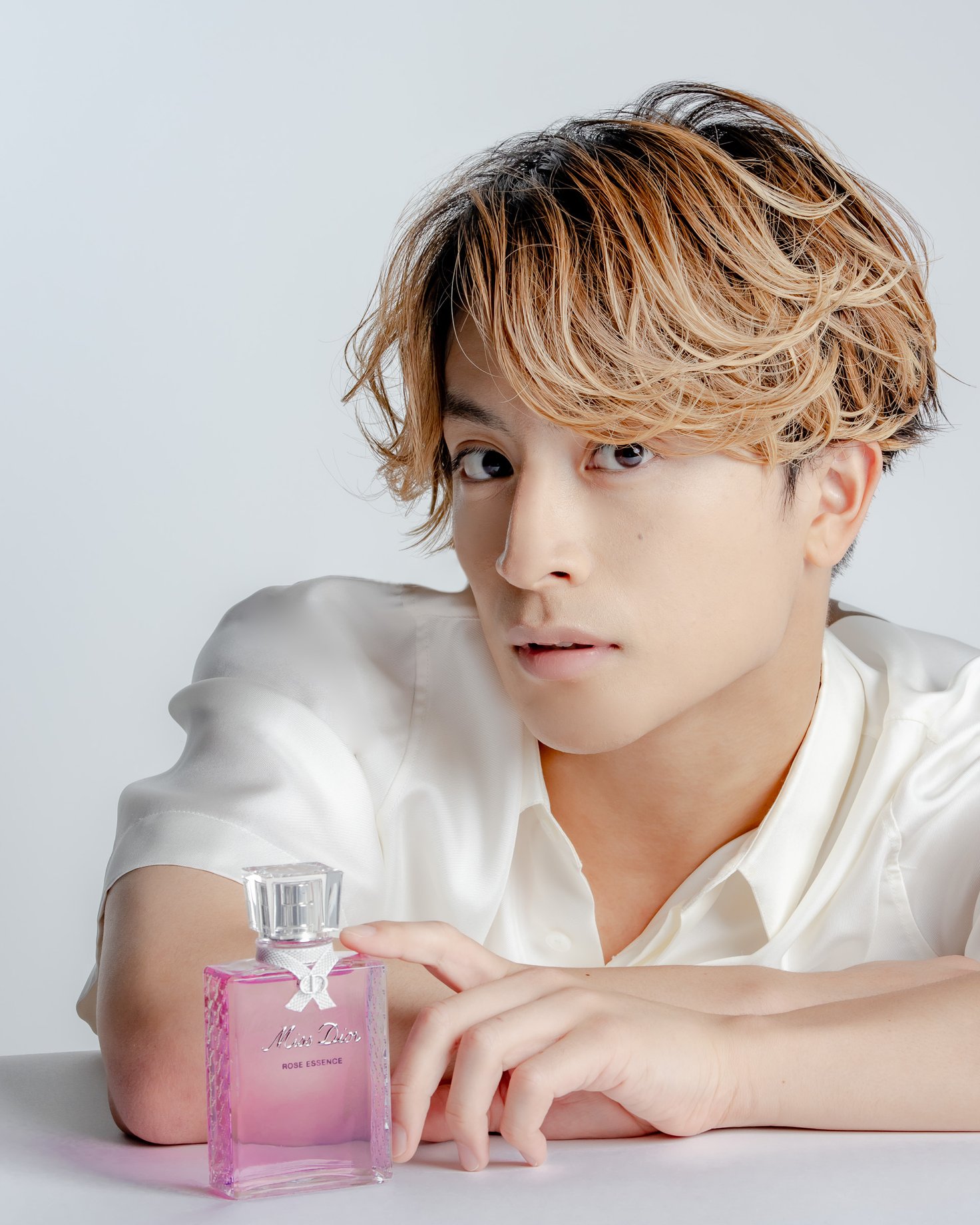 ミス ディオール ローズ エッセンス」の魅力を白濱亜嵐が語る