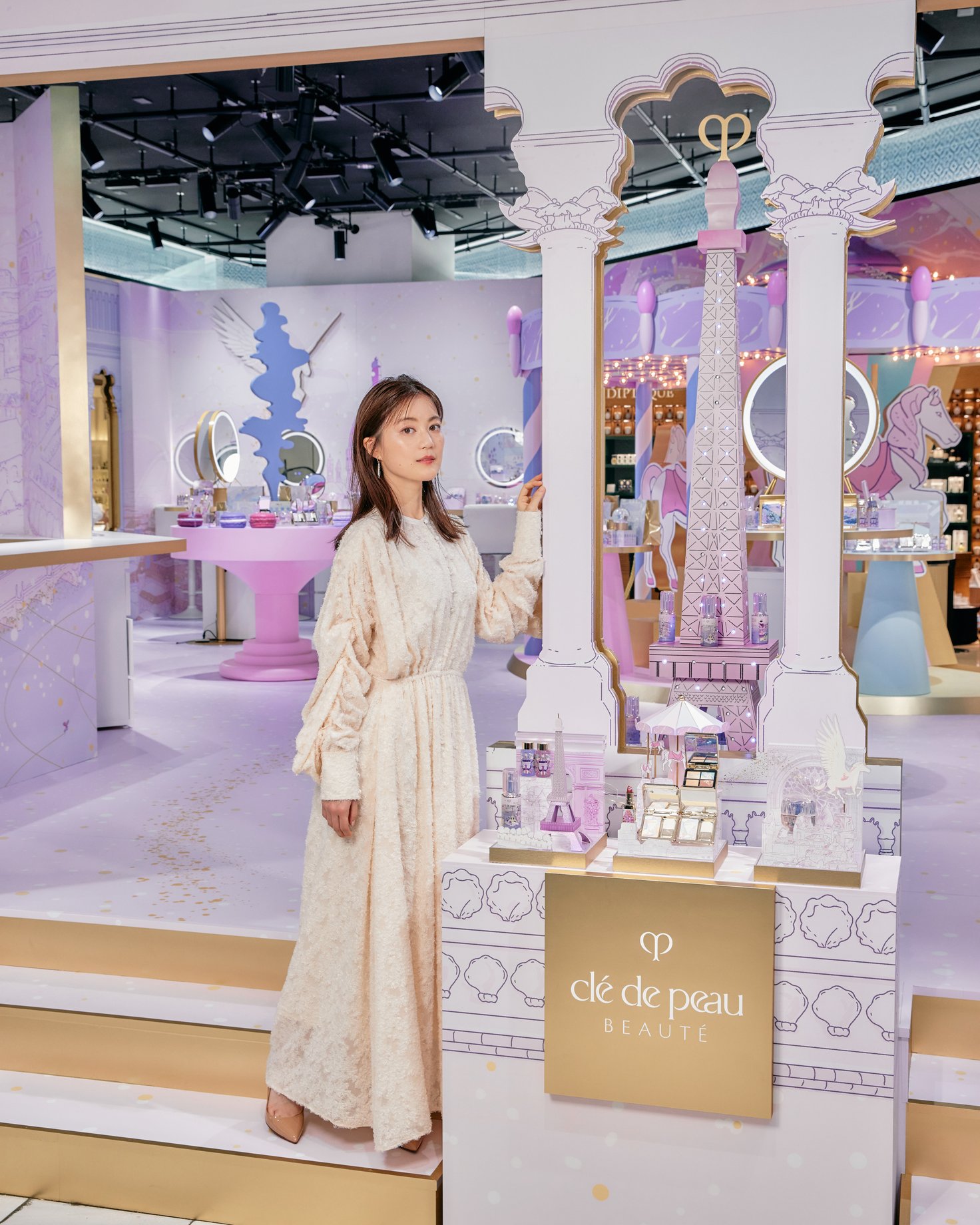 生田絵梨花が伊勢丹新宿店ポップアップ会場に来場 「クレ・ド・ポー