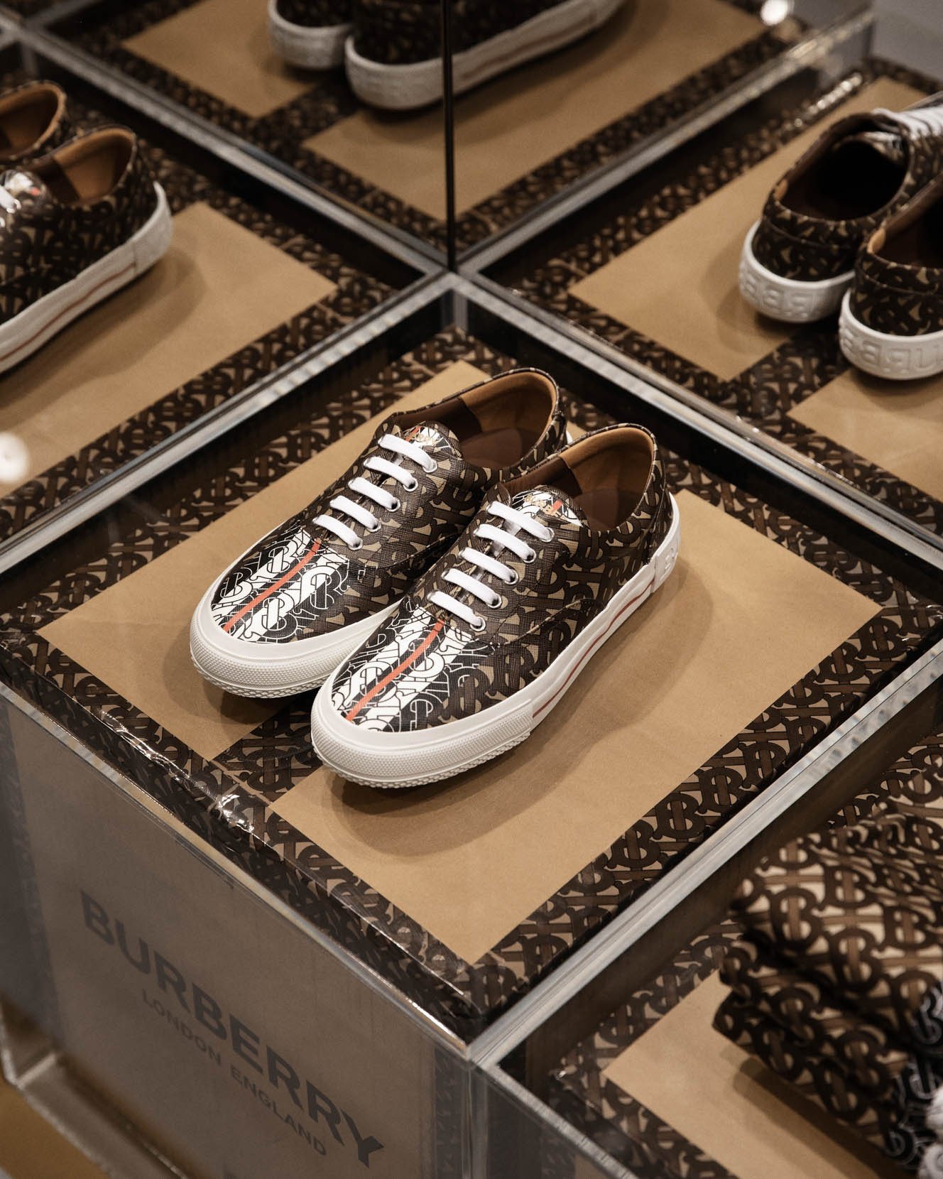 バーバリー」初のモノグラムコレクションが発売、モチーフは創業者