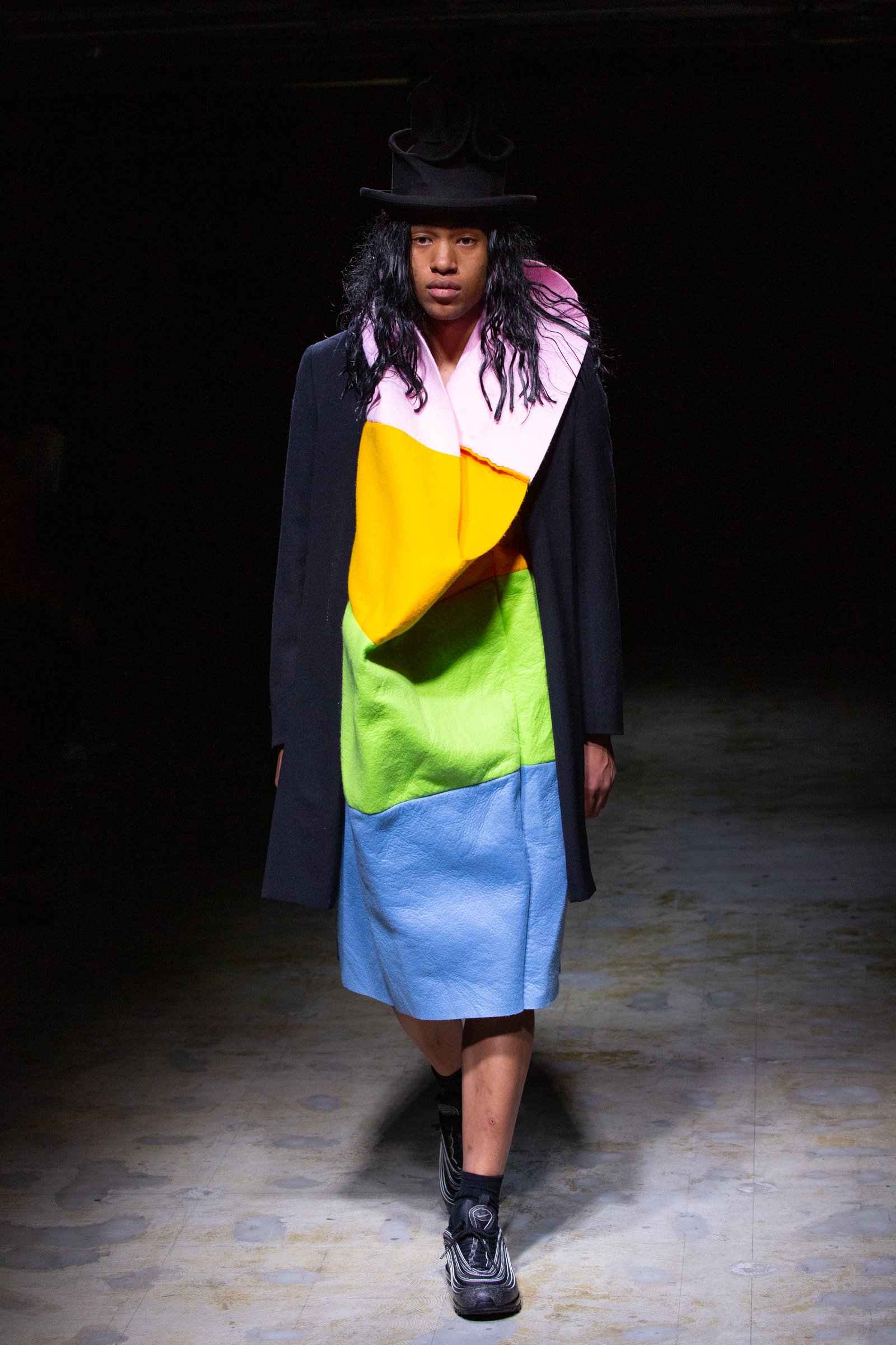 自由に生きるノマドへの憧れ 縮絨と色をまとった「コム デ ギャルソン