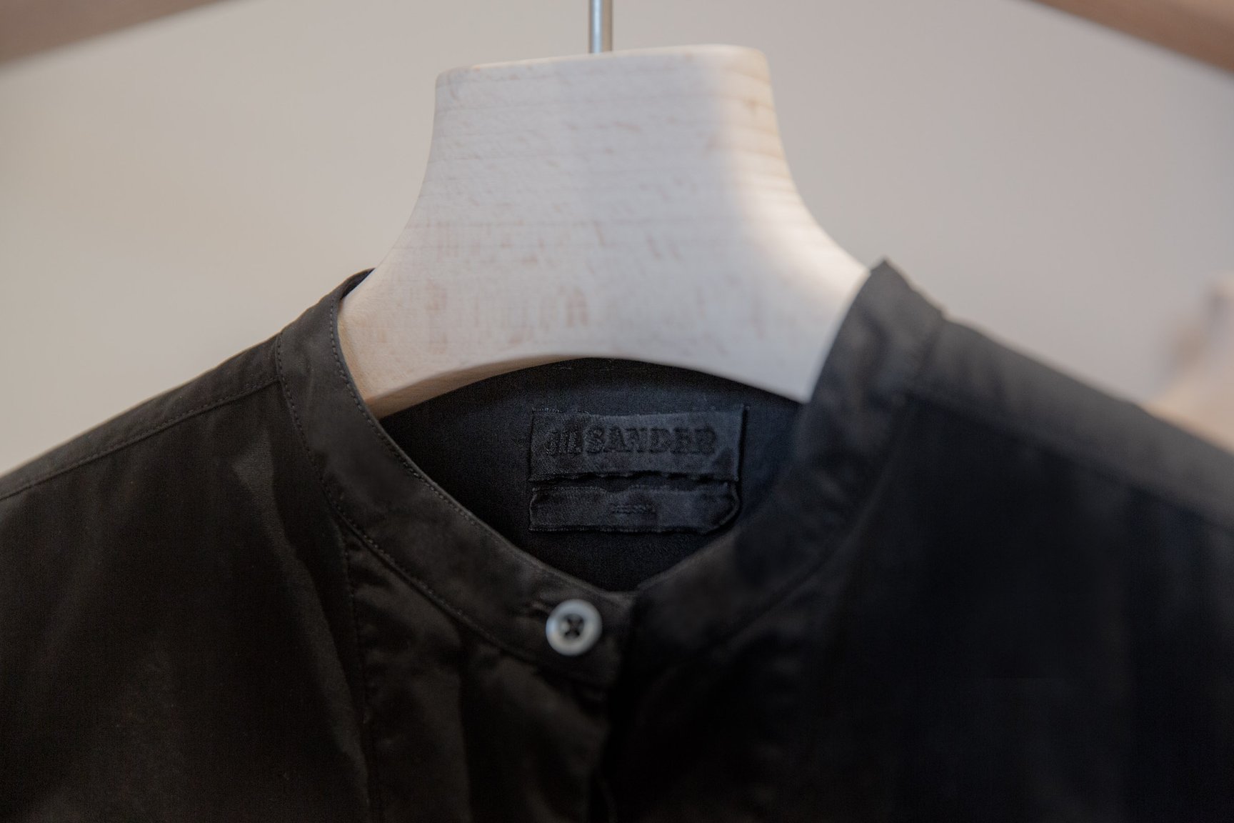 ジル サンダーが京都初出店、京都紋付が染めた黒の「7 デイズ シャツ