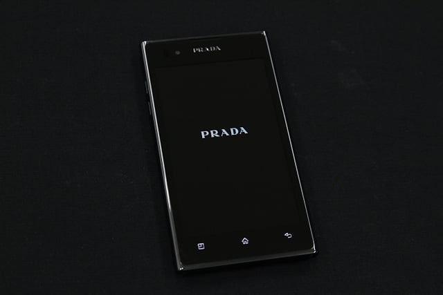 ブランド携帯の大本命？「PRADA」初のスマートフォンを触ってみた