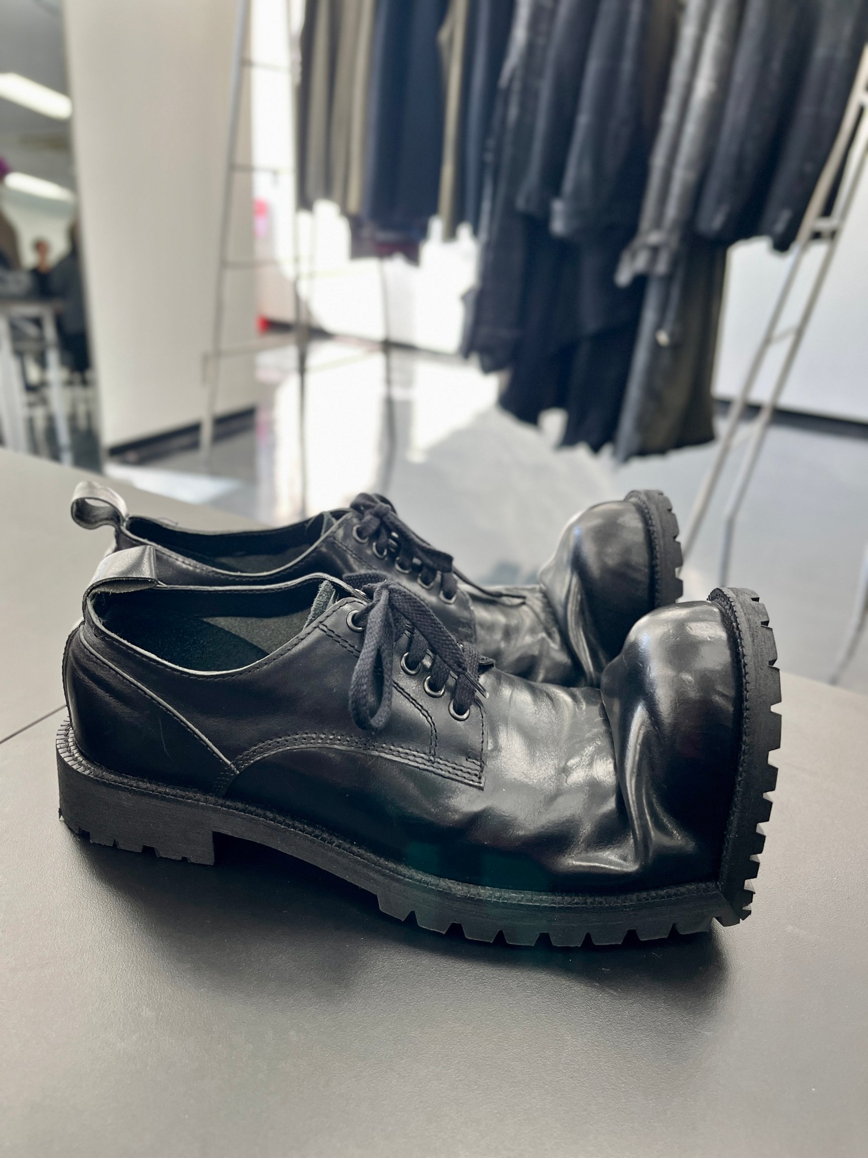 コム デ ギャルソン オム プリュス × キッズ ラブ ゲイト、つま先を