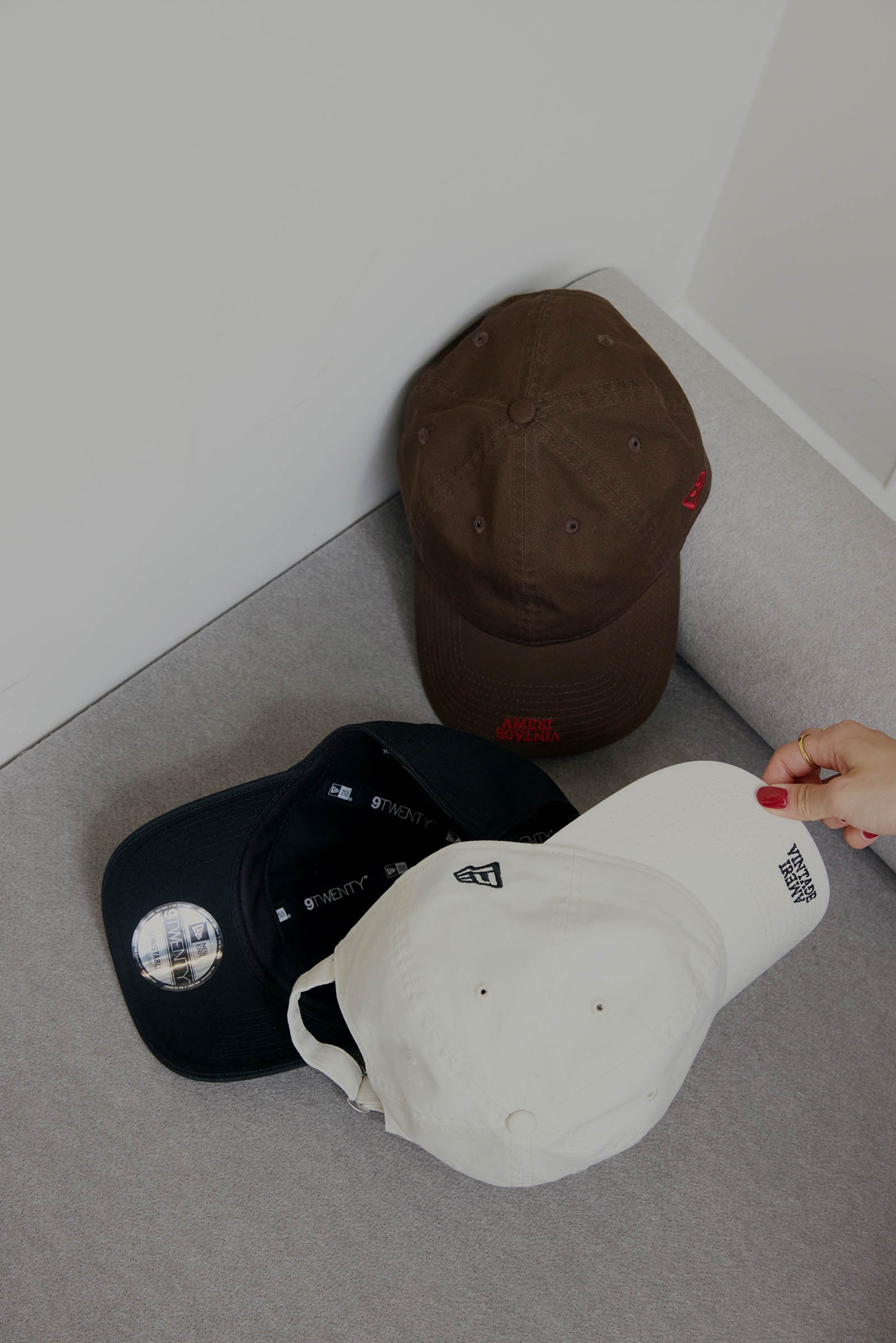 アメリがニューエラとコラボ オリジナル刺繍を施したキャップなど発売