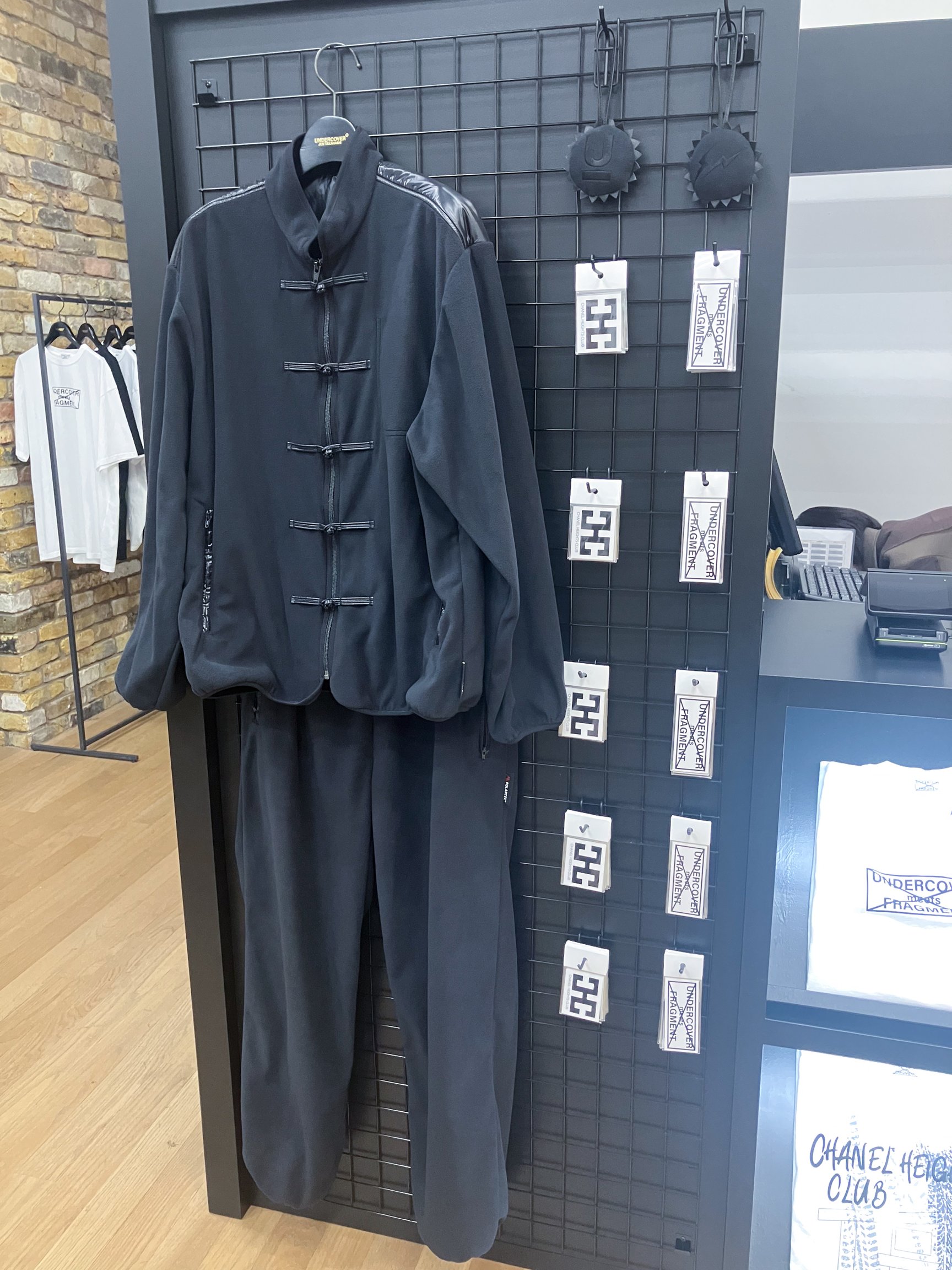 アンダーカバー ミーツ フラグメント」が登場、コラボロゴをあしらった