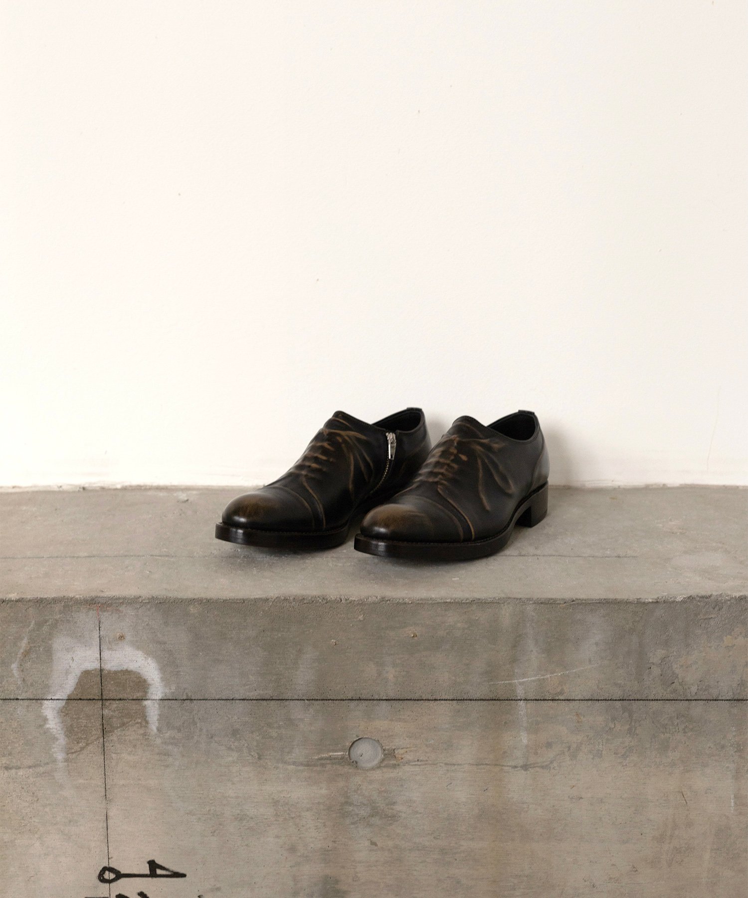 アトリエ ミハラヤスヒロが新作シューズ発売を、「炙り出し技法」を