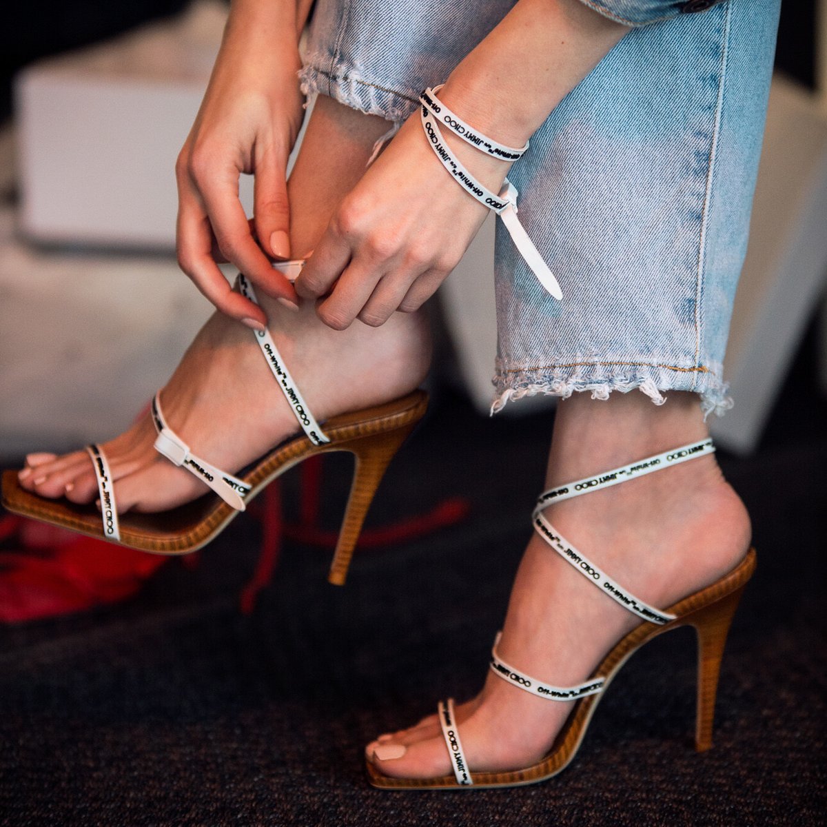 ジミー チュウ×オフ-ホワイト、ロゴストラップサンダルとブレスレット発売