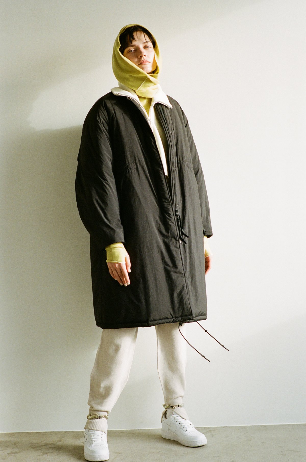 フィーニーが10周年を記念してプロダクトトゥエルブとコラボ、コートと