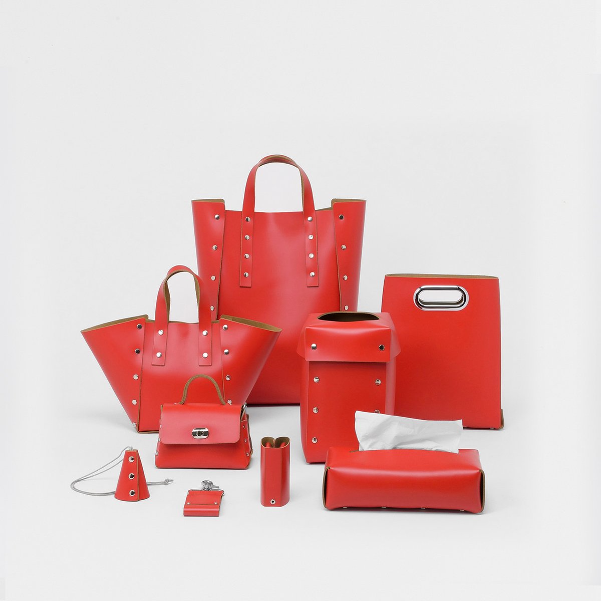 エンダースキーマが赤一色のレザーアイテム発売、ティッシュケースなど展開