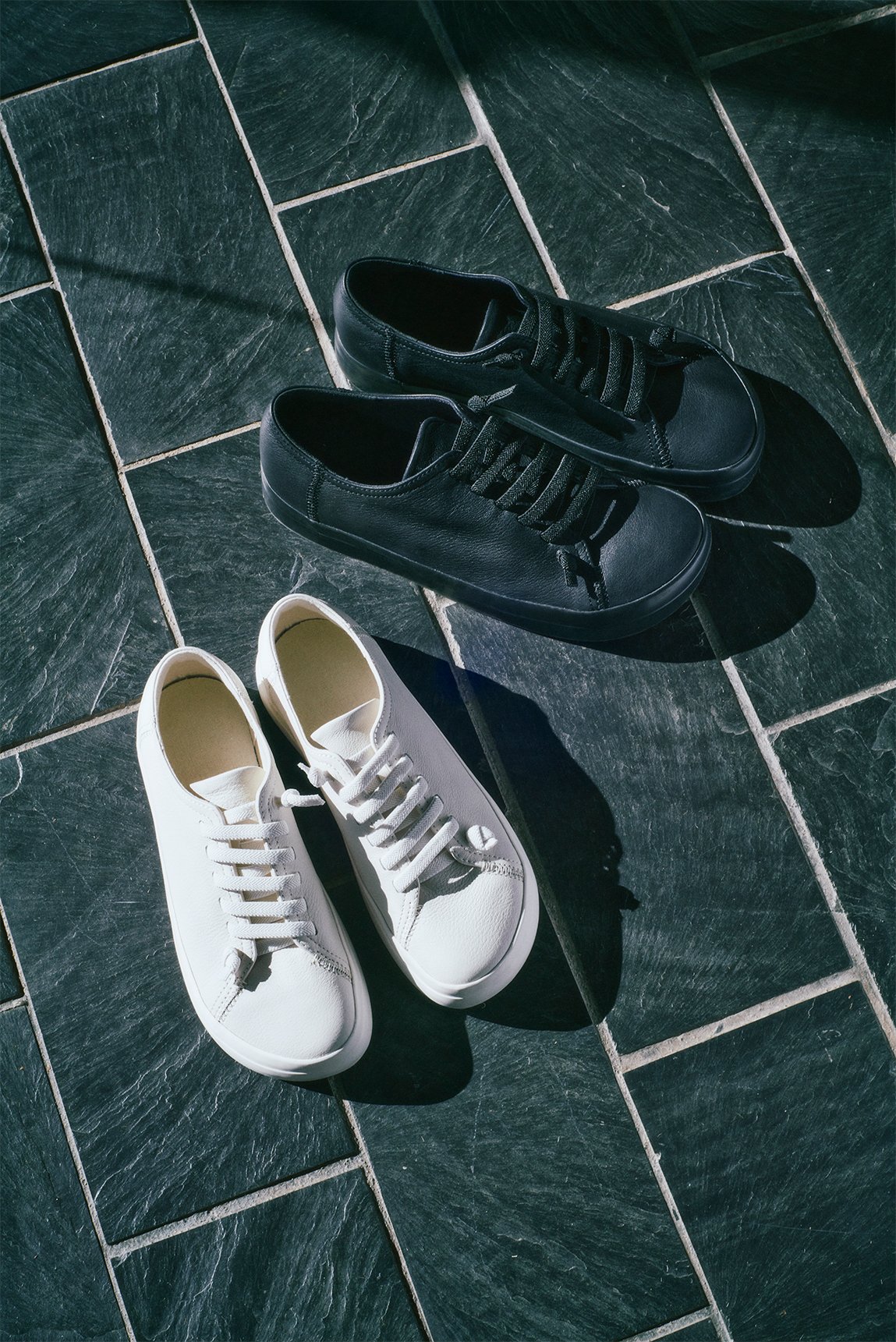 無印良品「MUJI Labo」がカンペールと共同開発したスニーカーを発売