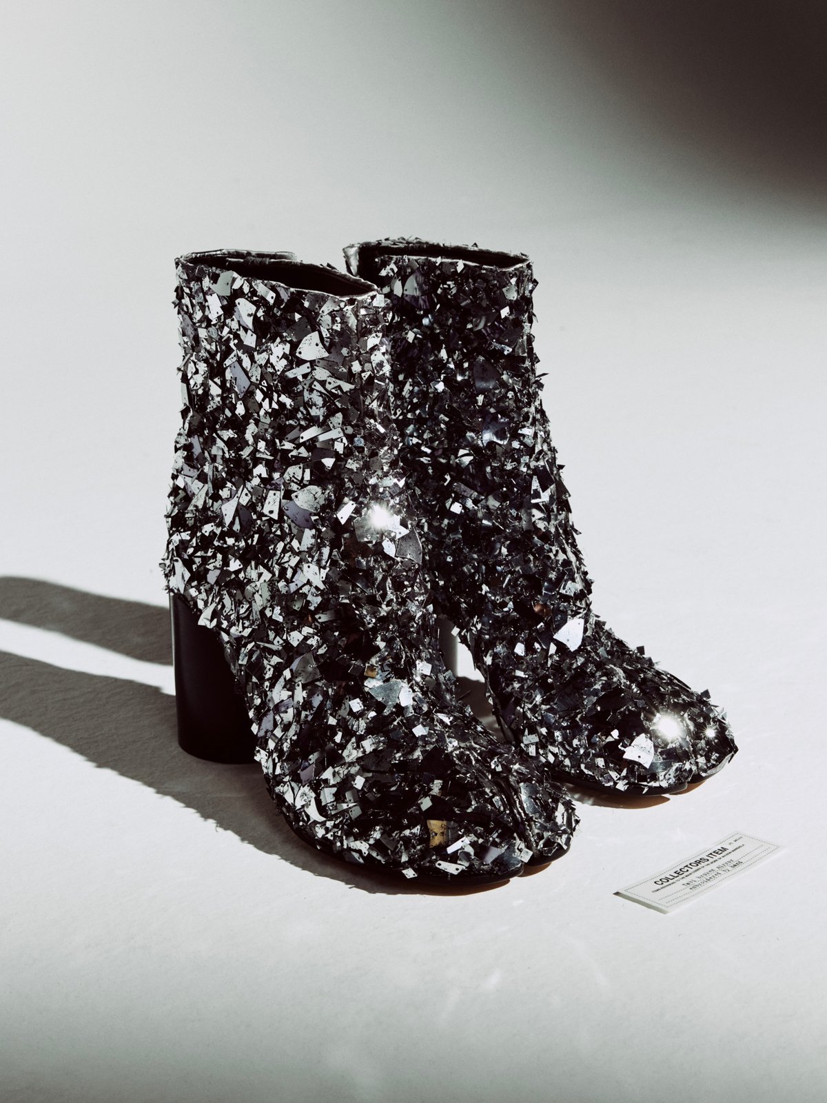 メゾン マルジェラ、ガラスビーズやスパンコールを刺繍した「タビ