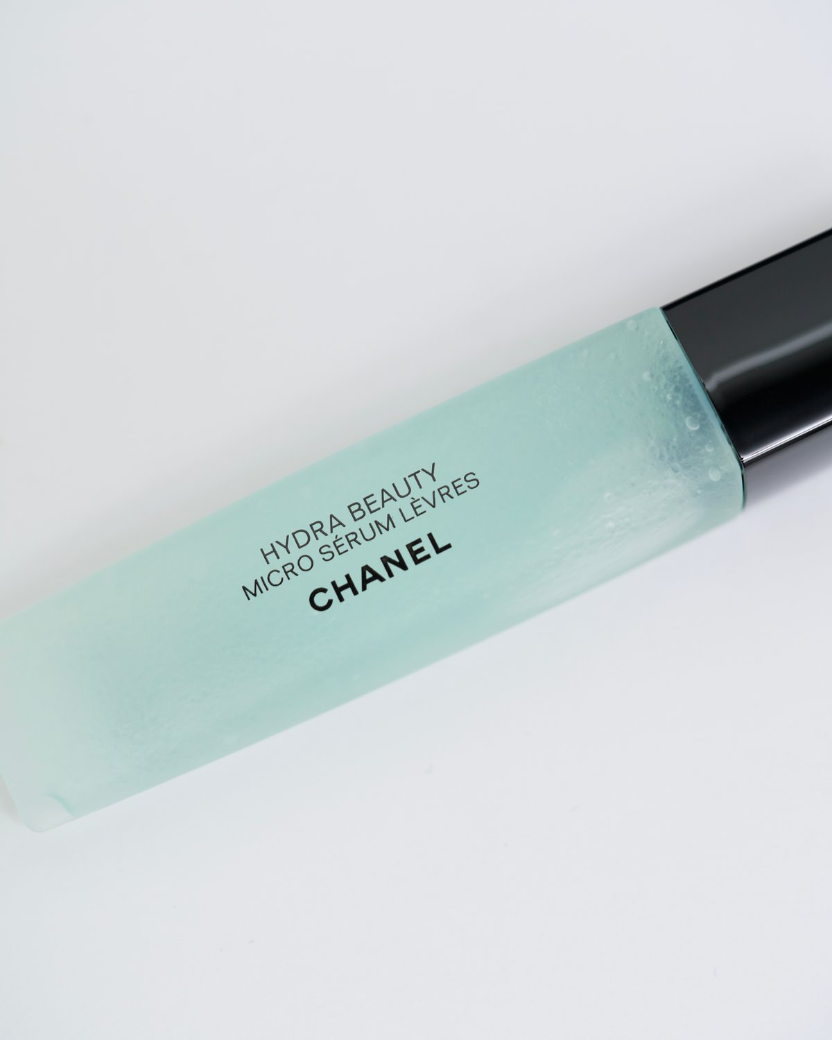 シャネルがマイクロバブルが唇で弾けるリップトリートメントを発売