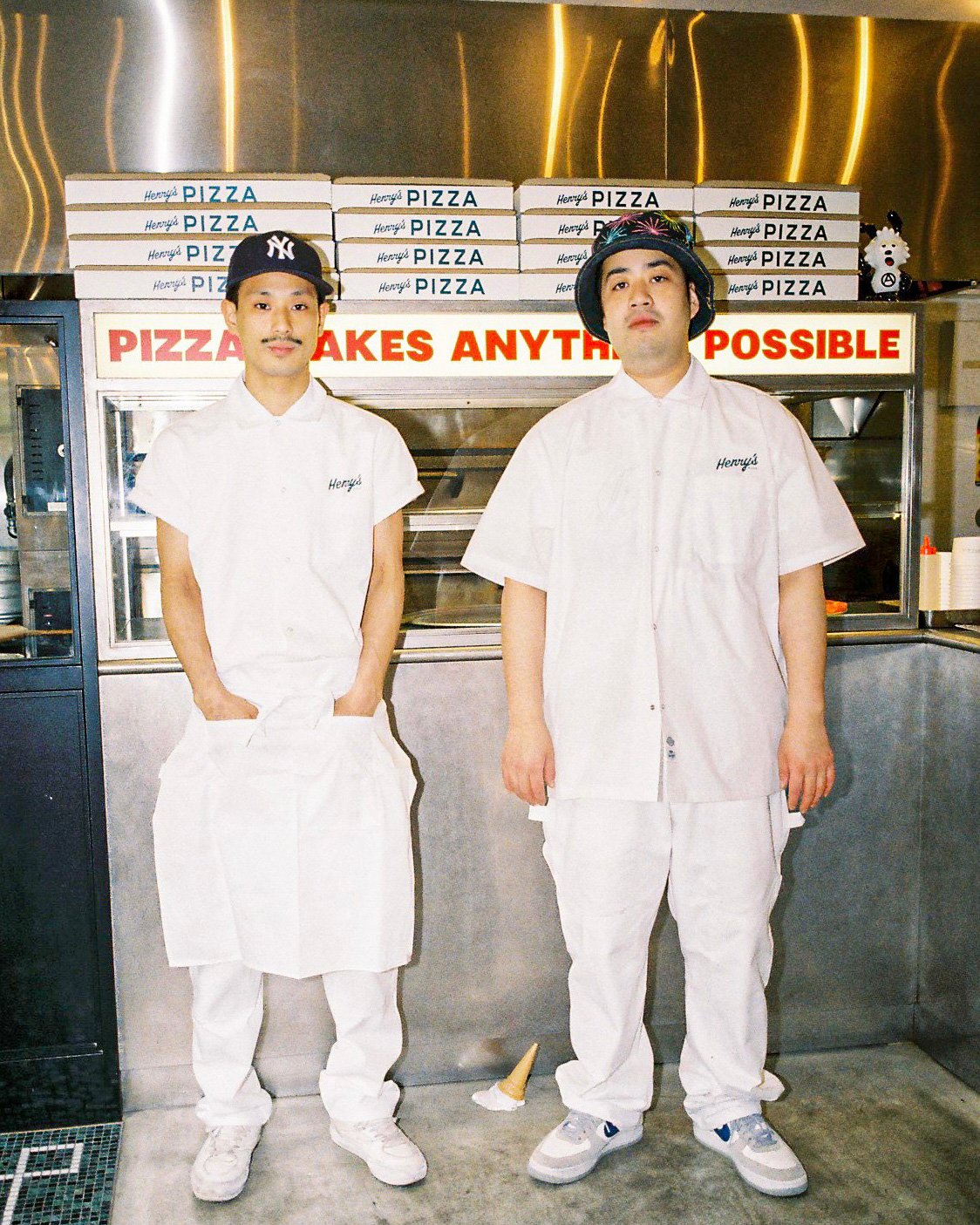 VERDY手掛ける「ヘンリーズ・ピザ」とディッキーズのコラボ