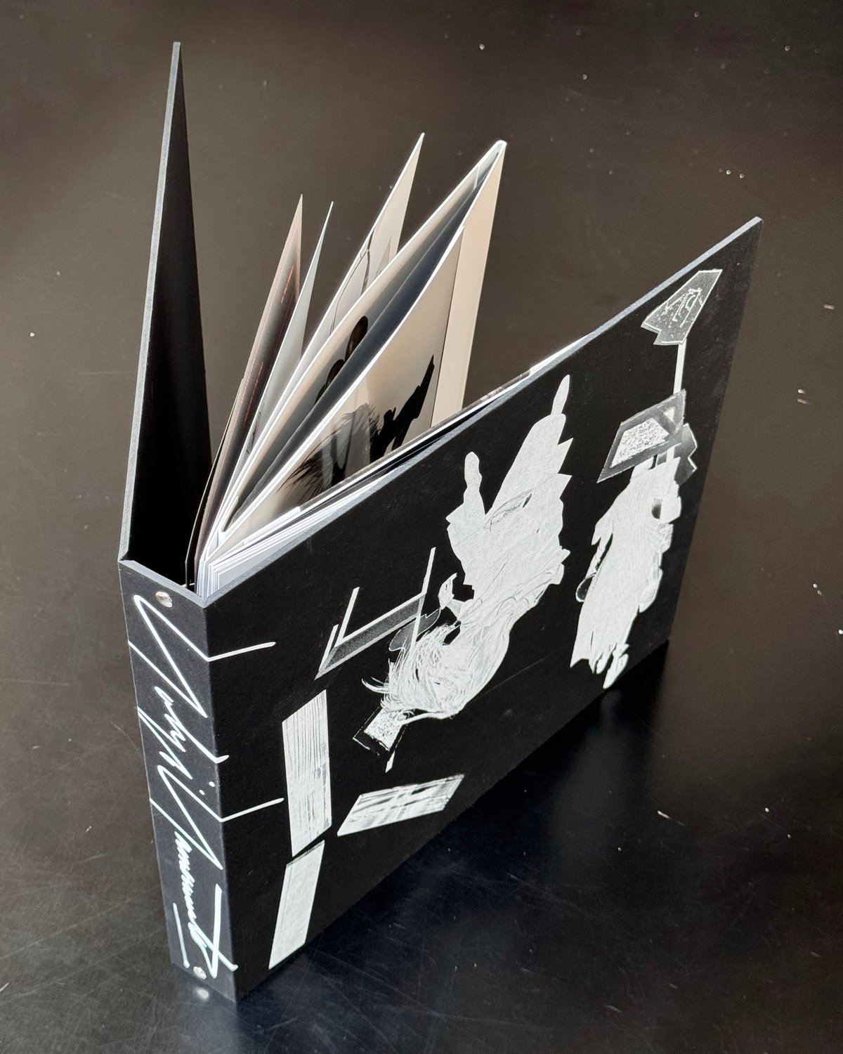 ヨウジヤマモトが「エムエムパリス」とフォトブック制作