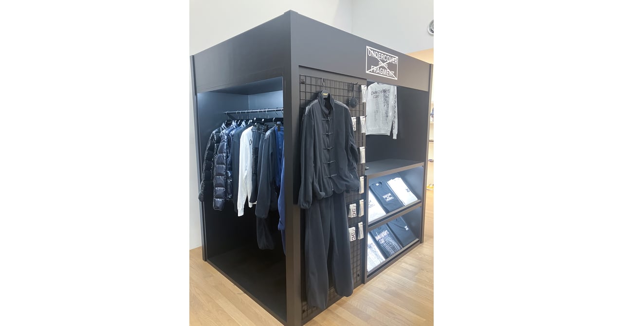アンダーカバー ミーツ フラグメント」が登場、コラボロゴをあしらった