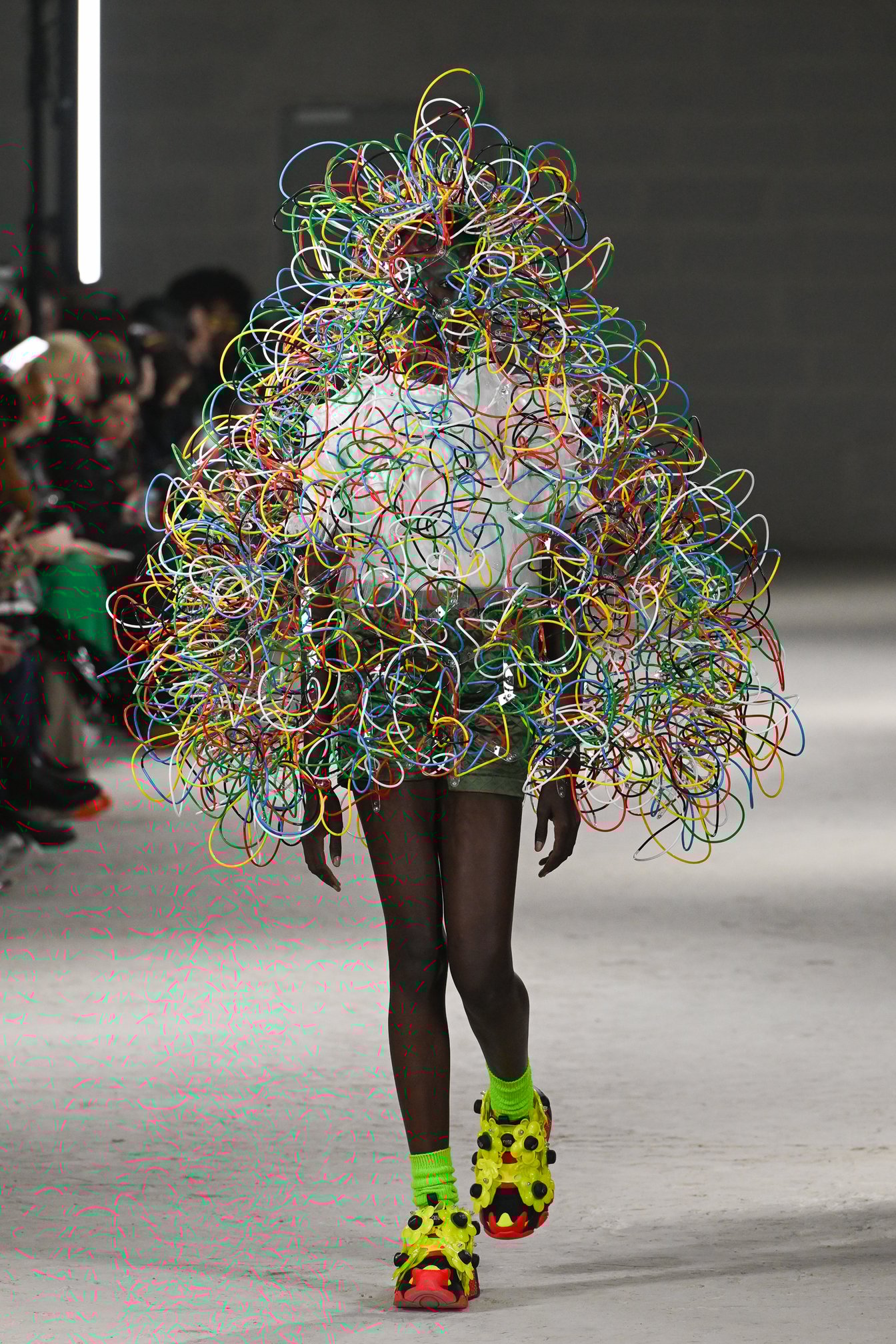 虹色がポジティブに煌めく「ノワール ケイ ニノミヤ」 2024年秋冬