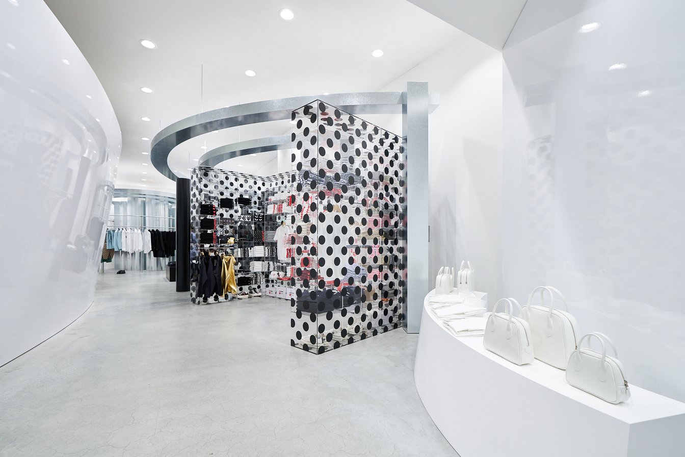 コム デ ギャルソンが京都店リニューアルオープンを記念し、ブラック