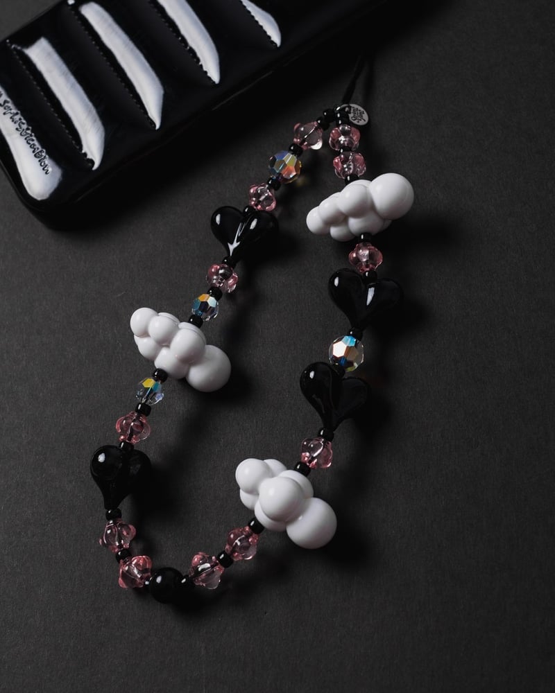 BLACKPINKやNewJeansが愛用する携帯ストラップ「ストリング ティング