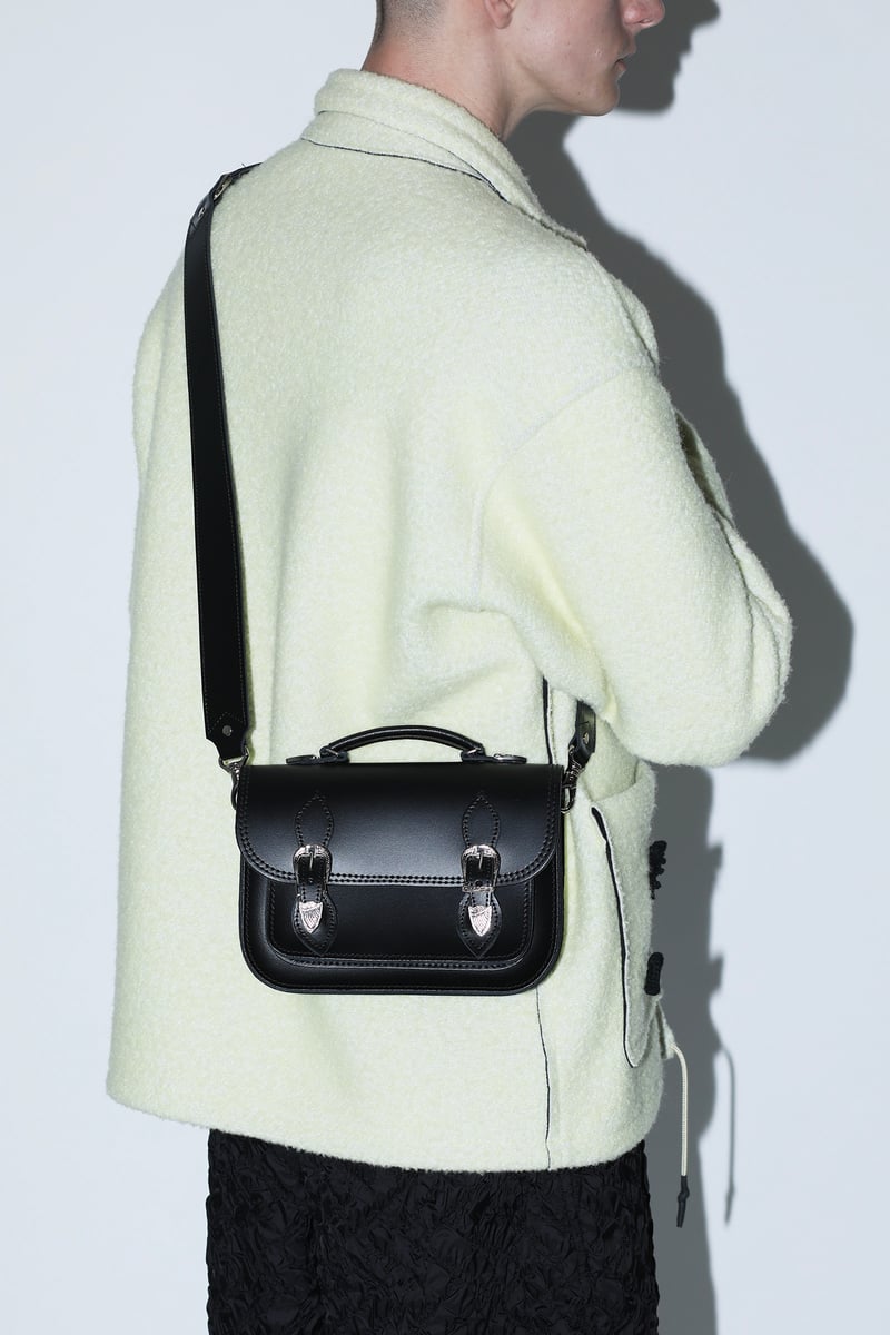 トーガが「ザッチェルズ」とコラボ、英国の伝統的な学生用鞄をベースに