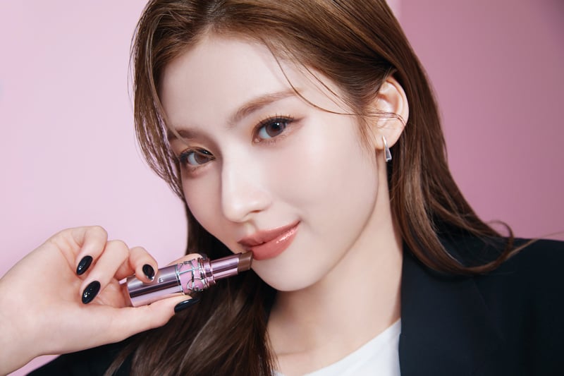 TWICE SANAが彩る「YSL ラブシャイン キャンディ グロウ バーム」 2