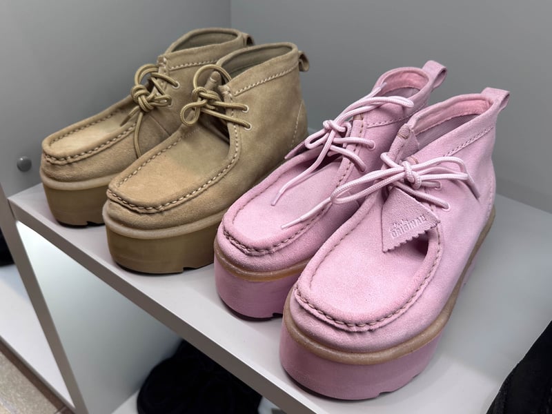 激レア】 CLARKS ピンク/シャンパーニュ モカシン チャッカ クラークス