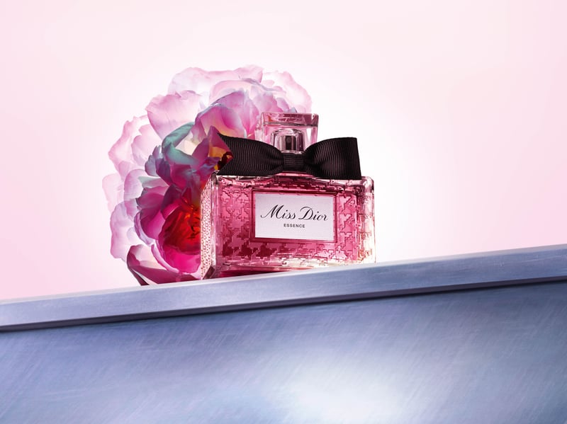 自信に満ちたフェミニニティを表現した「ミス ディオール エッセンス
