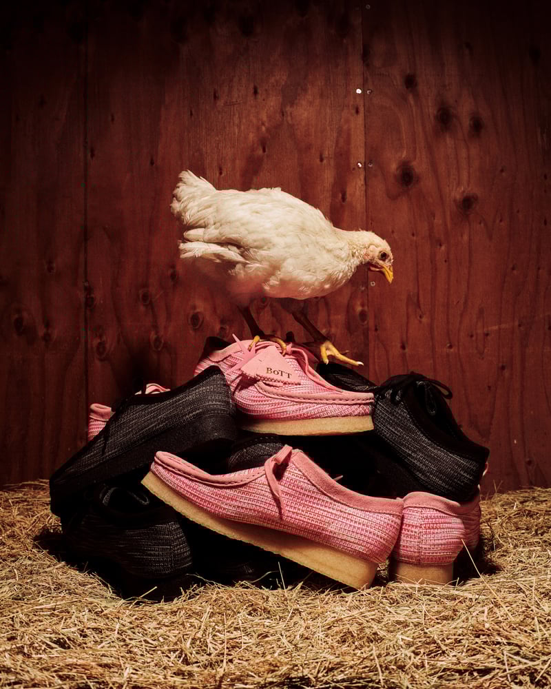 ボット × クラークス オリジナルズ、ピンクの「ワラビー」を発売 東京