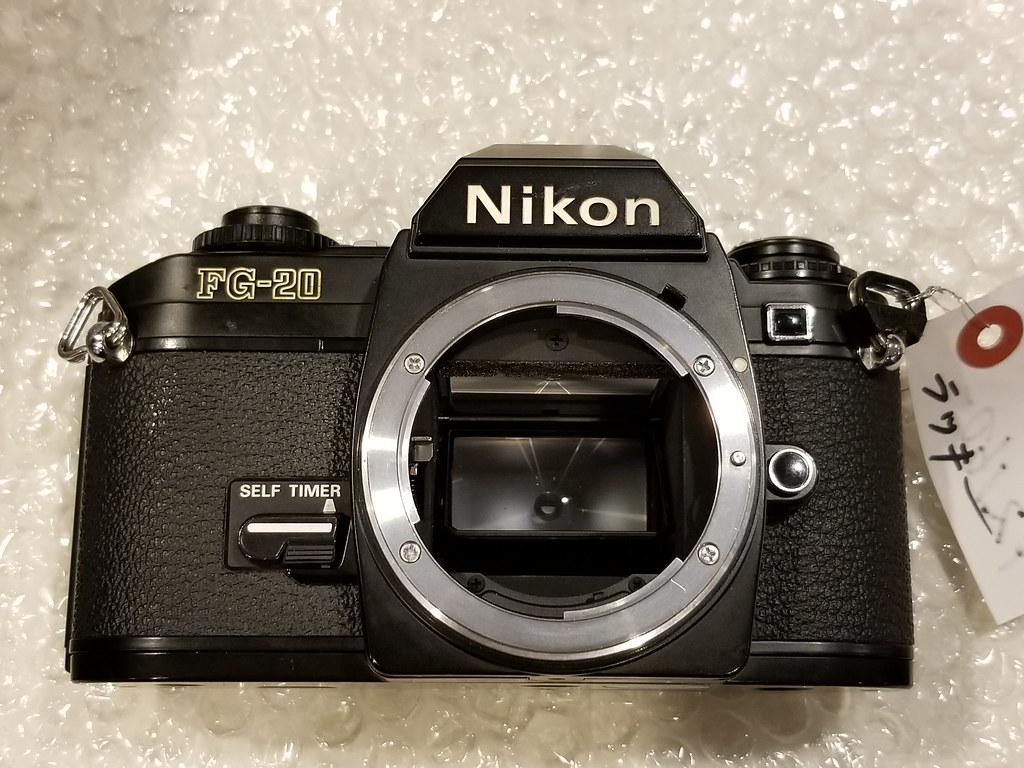 フィルムカメラ32台目】リトルニコン3兄弟のNIKON FG-20を世界のカメラ