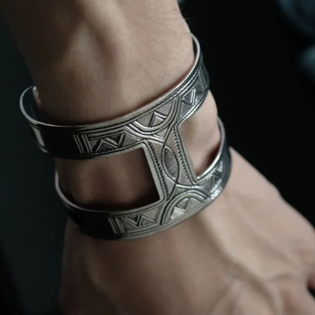 2年愛用レビュー】エルメスのトゥアレグ族バングルアノーのサイズ感