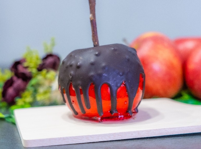 魔女のりんご飴 ｜ フェス飯クラブ ｜ フェス飯でつなぐ
