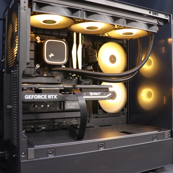 PC組立代行 真っ黒な構成とオレンジライティングで魅せる高性能