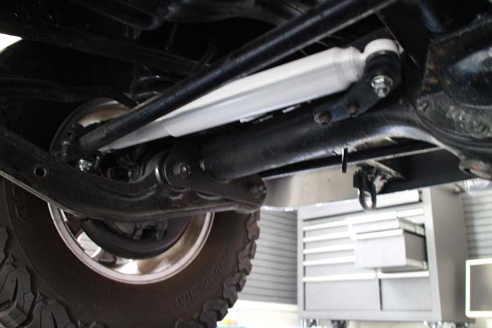 ランクル70 ステアリングダンパーの交換 - カー用品持込取り付け専門店