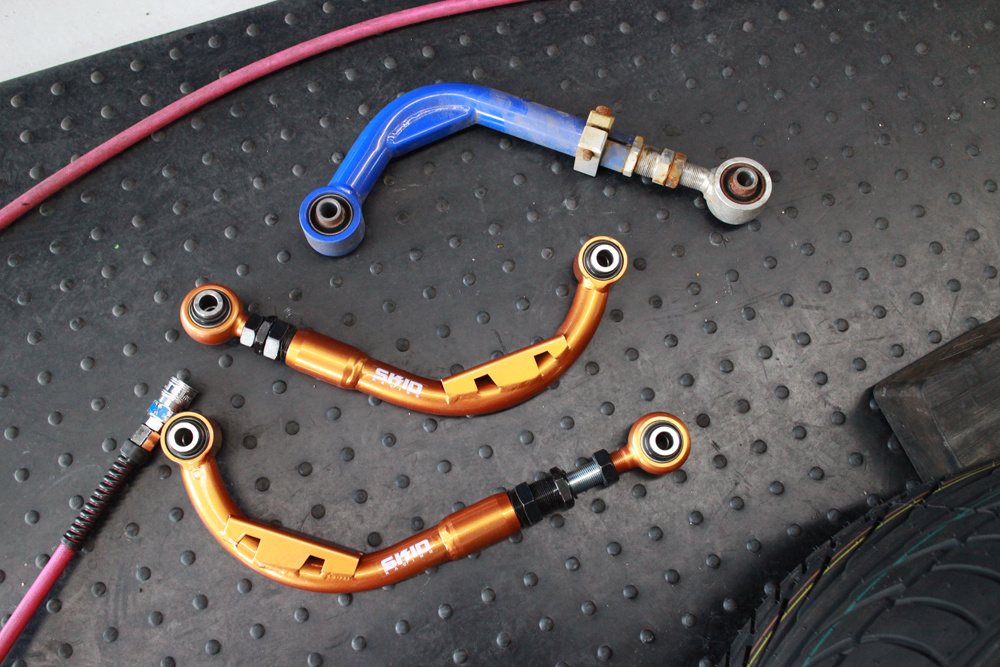 30系アルファードのリア調整式アッパーアームの交換 - カー用品持込