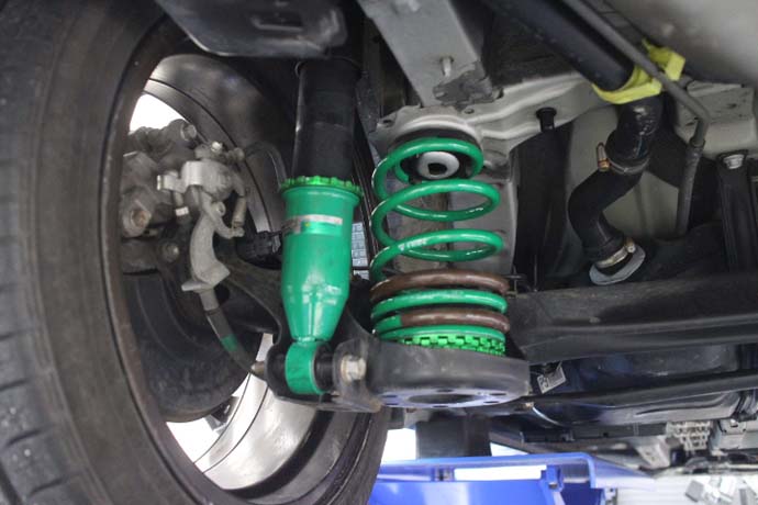 プリウス 30 TEIN車高調の車高調整と四輪アライメントの調整 - カー