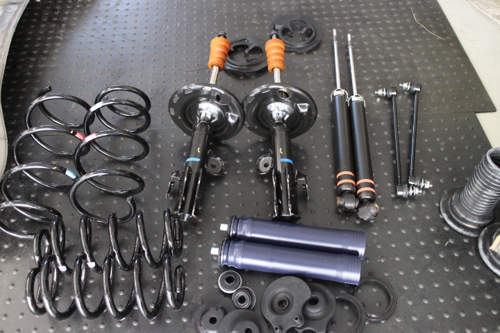 エスティマ AHR20 サスペンション交換 四輪アライメント調整 - カー