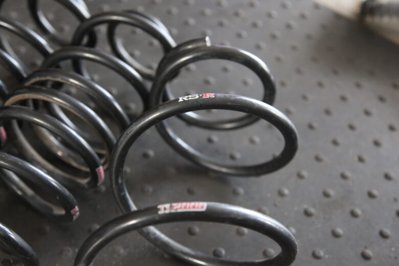 プリウスα ZVW41 RS-Rダウンサス取付と四輪アライメント - カー用品持