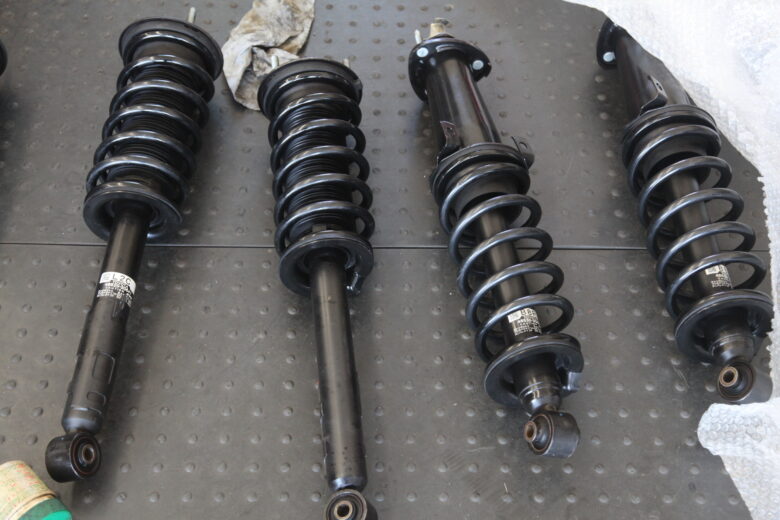 エスティマ AHR20 サスペンション交換 四輪アライメント調整 - カー