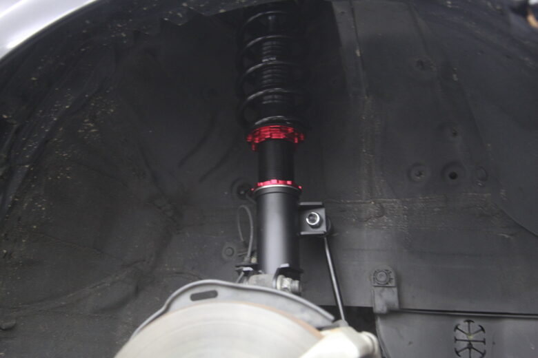 ノート E12に車高調の取り付けと四輪アライメント - カー用品持込