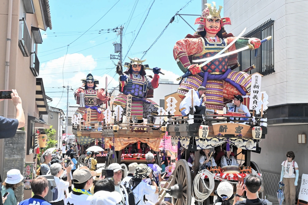 金津まつり中日、人形山車が市街地練る 新田義貞や独眼竜政宗、結城