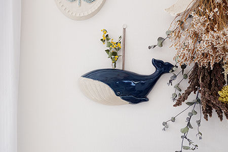 妖精とバラの陶器アート 円形 壁掛け 妖精とバラの陶器アート 円形 壁掛け