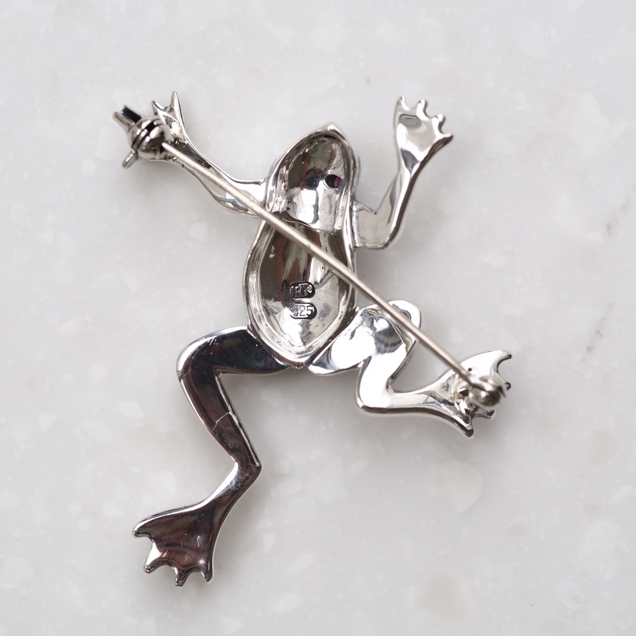 202C0036-RB】SV ルビー カエル ブローチ | 【碌山】公式 卸専用