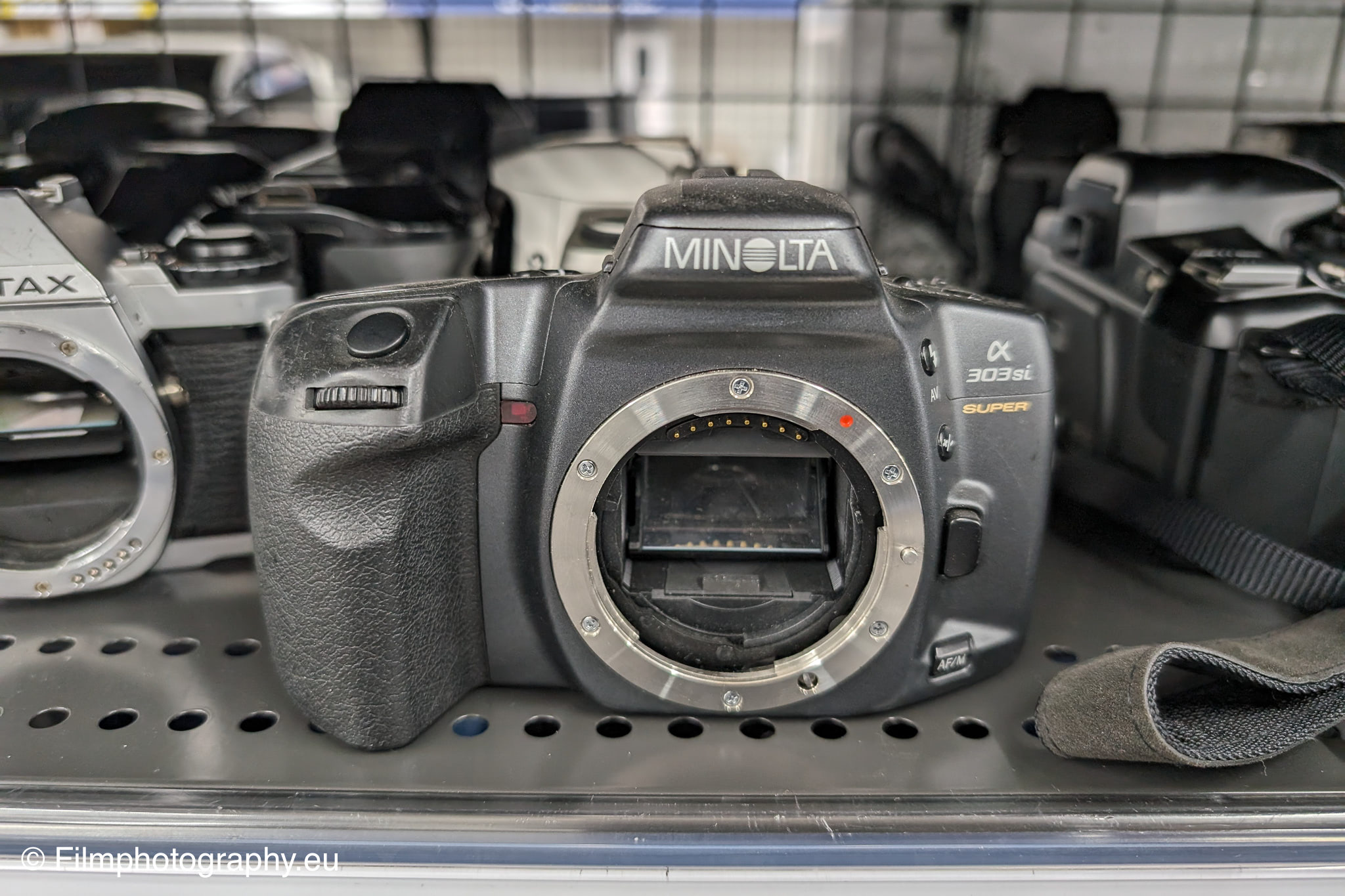 Minolta Alpha 303si Super - Features, batteries and films