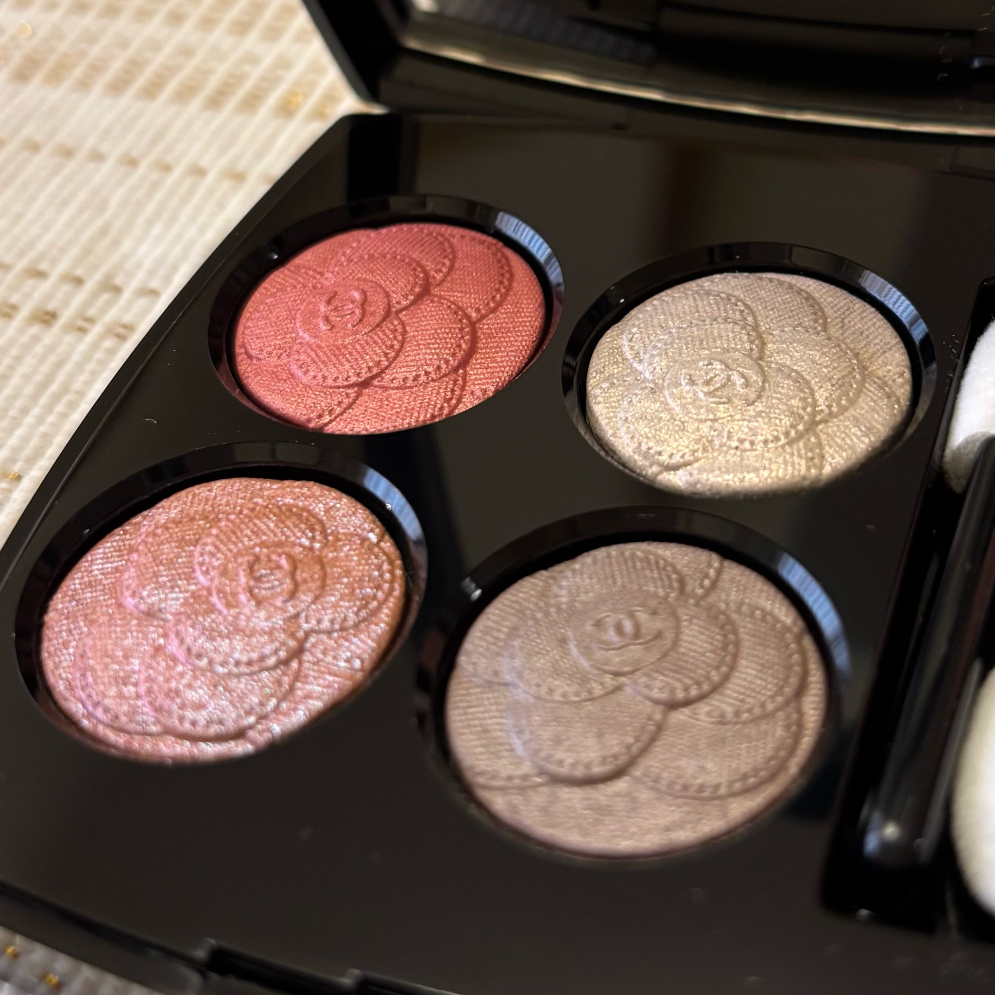 シャネル / レ キャトル オンブル 374 アリュール エ エクラの公式商品