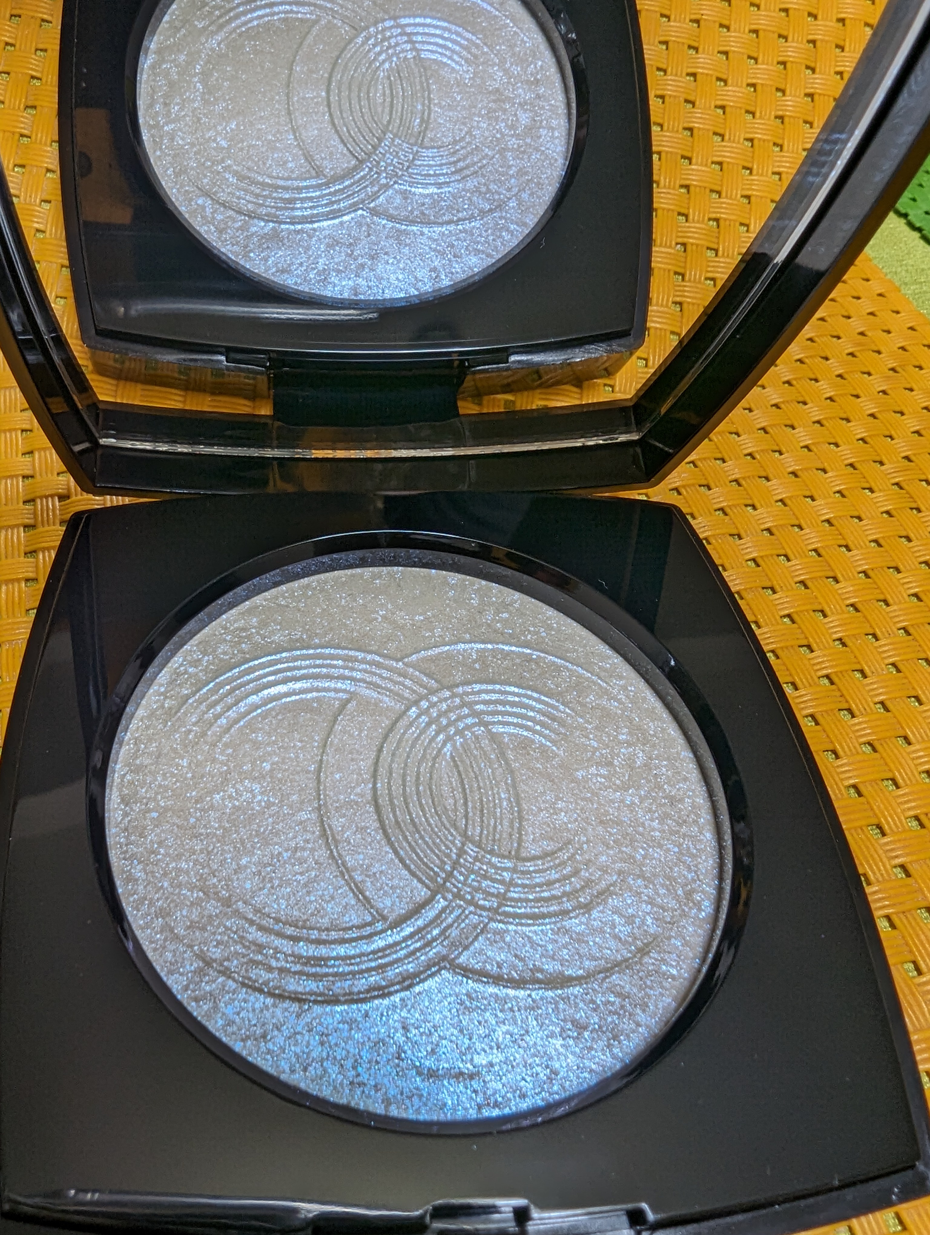 シャネル / ルミエール ドゥ ローシャン 8gの公式商品情報｜美容