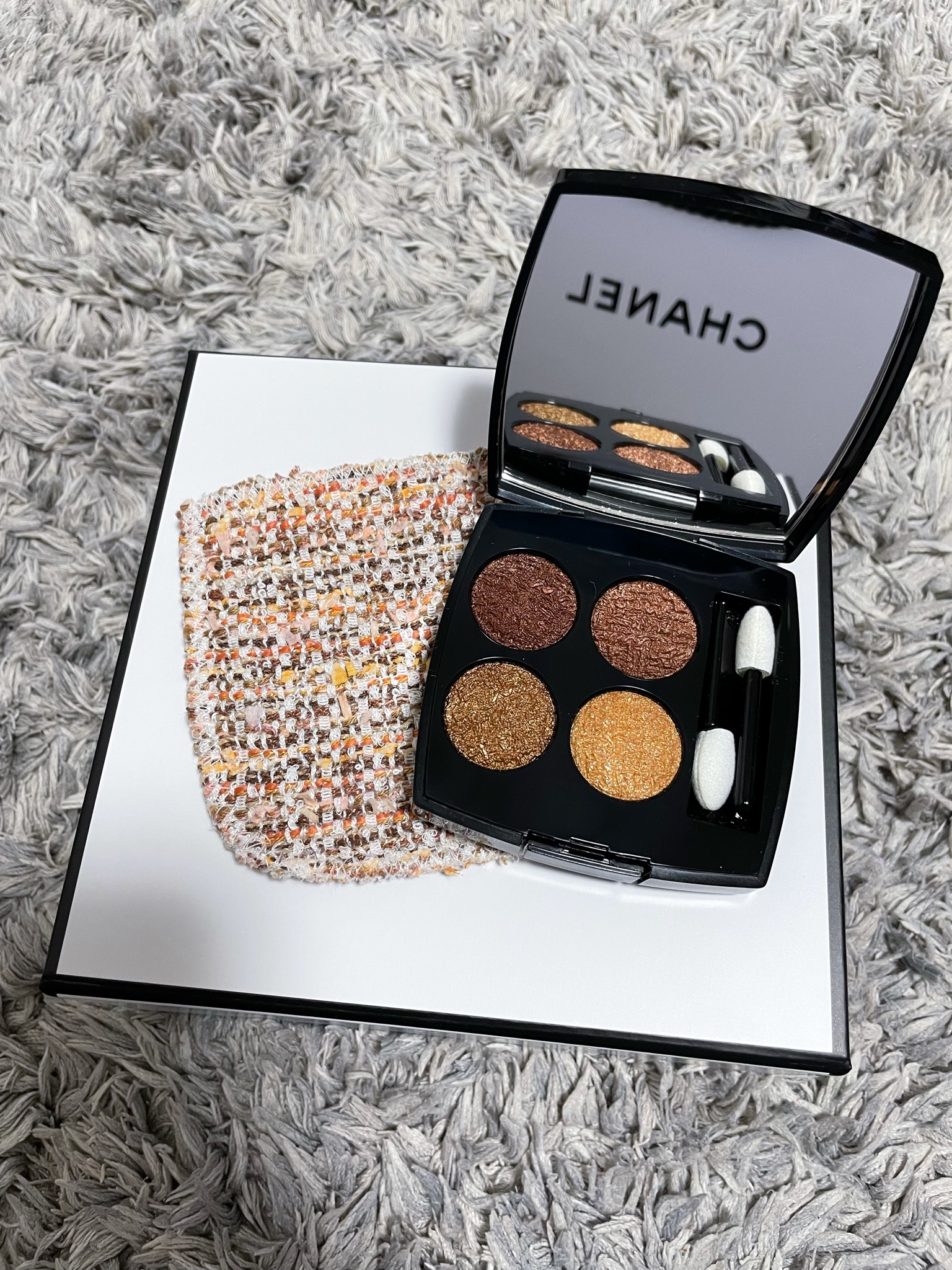 シャネル / レ キャトル オンブル ツイード 01 ツイード キュイヴレの