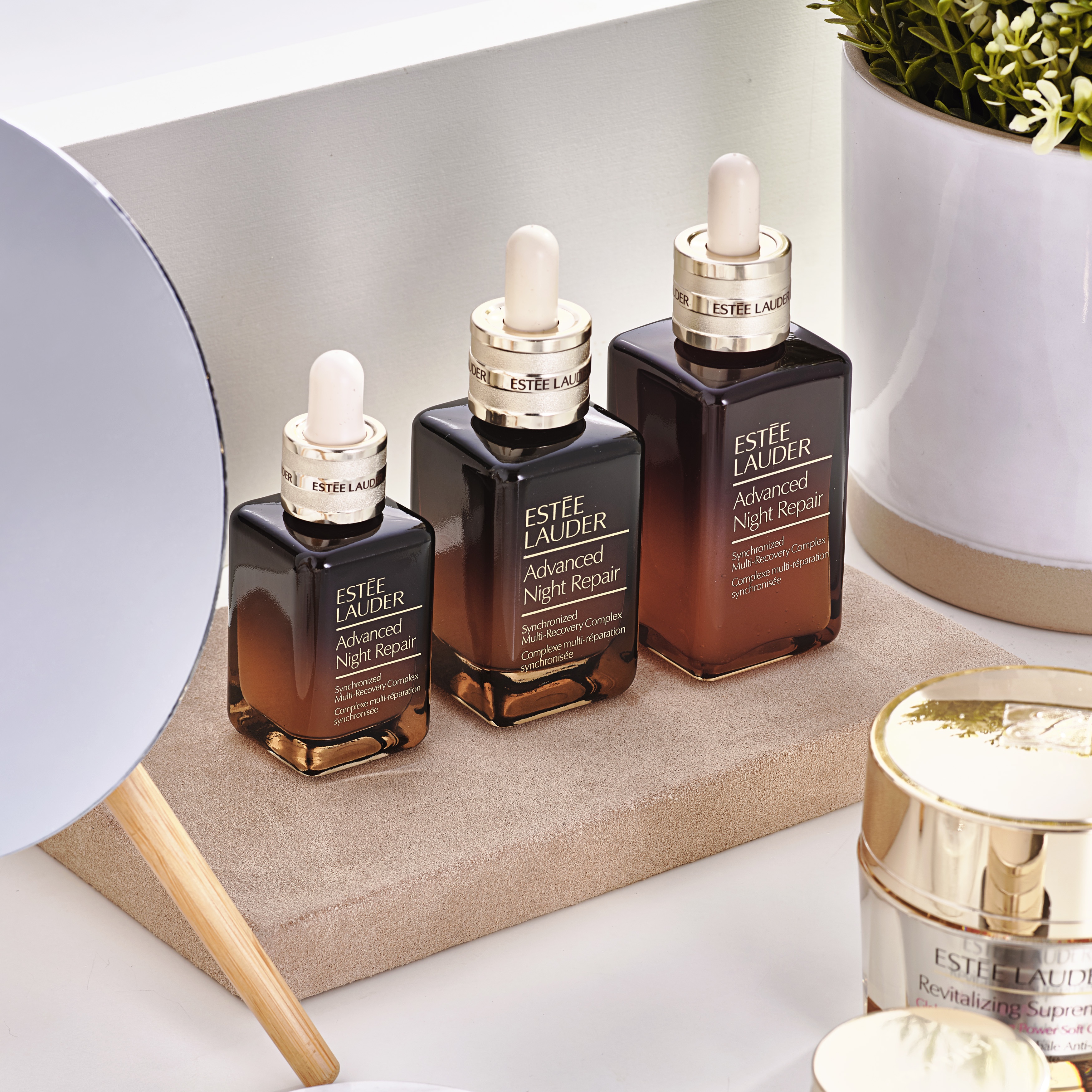 マスク生活のスキンケアに☆エスティ ローダーの人気美容液、化粧水